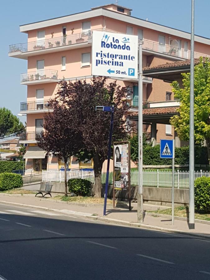 Appartamento Panoramico Nizza Monferrato Bagian luar foto